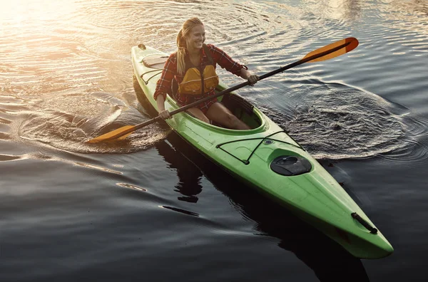 戻ってくる時間だ 湖でカヌーに乗るための魅力的な若い女性 — ストック写真