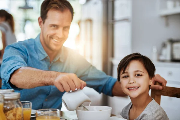 最快乐的时刻从早餐开始 一个父亲和他的小儿子在家里一起吃早餐的画像 — 图库照片