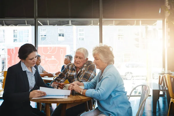 Stárnutí Vyžaduje Pečlivé Plánování Starší Pár Setkání Finančním Poradcem — Stock fotografie