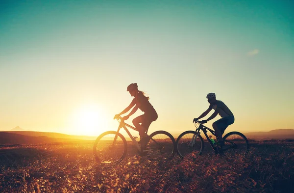 Whatever You Keep Moving Forward Pair Adventurous Mountain Bikers Out — Stock Photo, Image