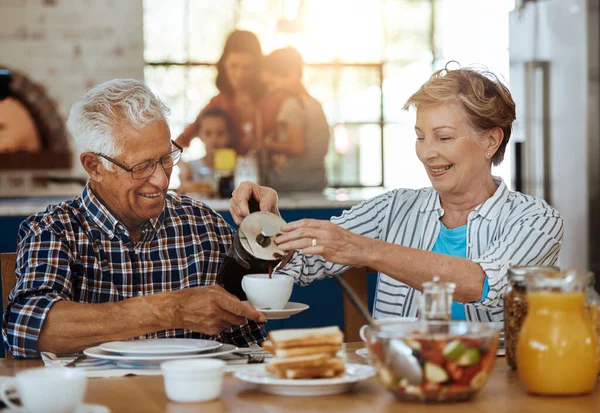 Powiesz Kolejne Doładowanie Para Seniorów Razem Śniadanie Domu — Zdjęcie stockowe