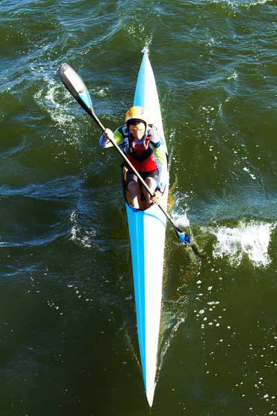 Relax Viaggi Kayak Con Uomo Nel Fiume Vacanze Estate Sport — Foto Stock