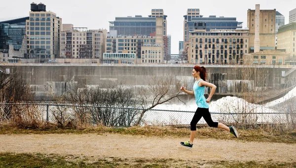 Running Urban Landscape Sporty Young Woman Running Alongside City — Stock Photo, Image
