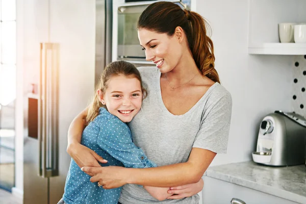 Gli Abbracci Delle Mamme Sono Migliori Ritratto Madre Figlia Felice — Foto Stock