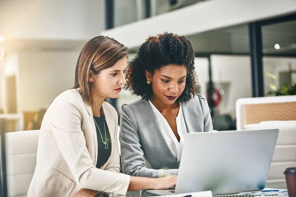 在线工具可以对企业产生巨大的影响 两个女商人一起在办公室的笔记本电脑上工作 — 图库照片
