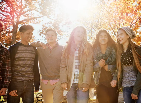 Gyűjtsd Össze Pillanatokat Dolgokat Egy Csapat Tinédzser Akik Együtt Élvezik — Stock Fotó