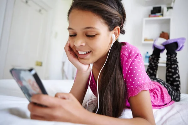 Posłuchajmy Jeszcze Raz Nastolatka Słuchająca Muzyki Sypialni — Zdjęcie stockowe