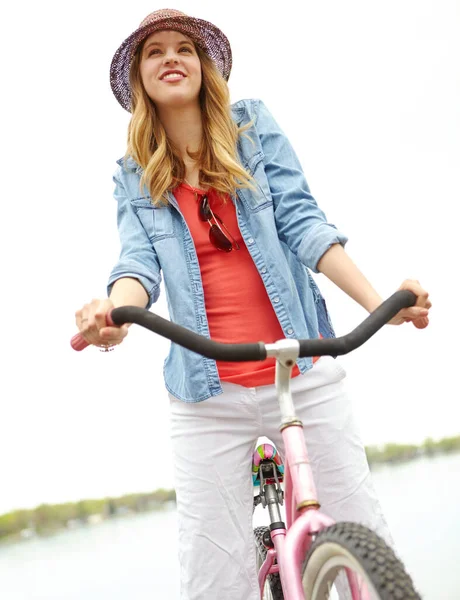 Наслаждаюсь Видом Молодая Женщина Едет Велосипеде Рядом Озером — стоковое фото