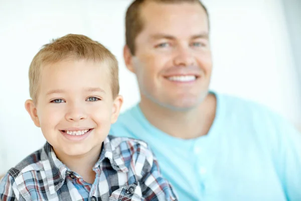 Pai Filho Retrato Recortado Menino Bonito Sentado Sorrindo Amplamente Junto — Fotografia de Stock