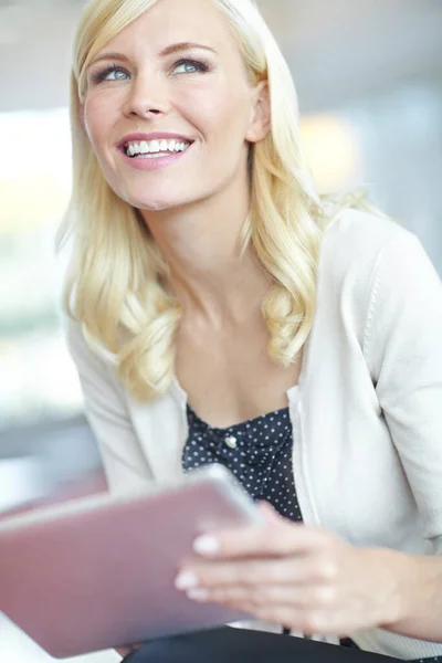 Explorando Tecnología Moderna Primer Plano Una Mujer Negocios Sonriente Sosteniendo —  Fotos de Stock