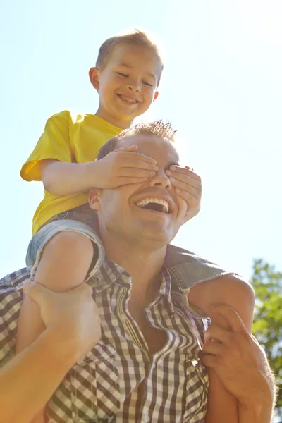 Játszadozni Apával Egy Helyes Kisfiú Aki Eltakarja Apja Szemét Miközben — Stock Fotó