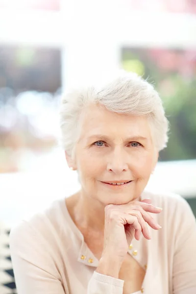 成熟的风格 一个快乐的老年妇女在家里享受放松的一天的画像 — 图库照片
