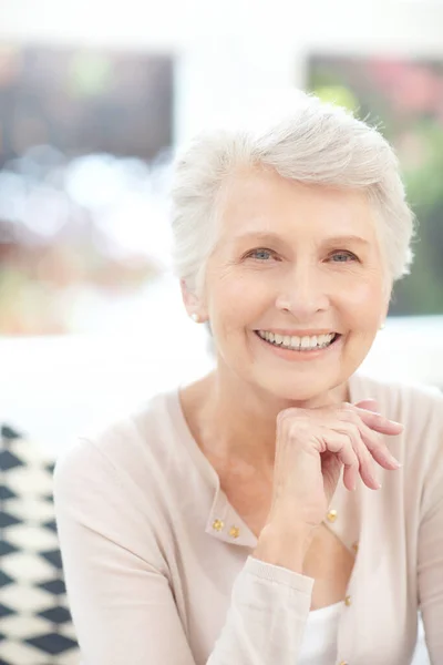 Szczęście Jest Tajemnicą Wdzięku Starzenia Się Portret Szczęśliwej Starszej Kobiety — Zdjęcie stockowe