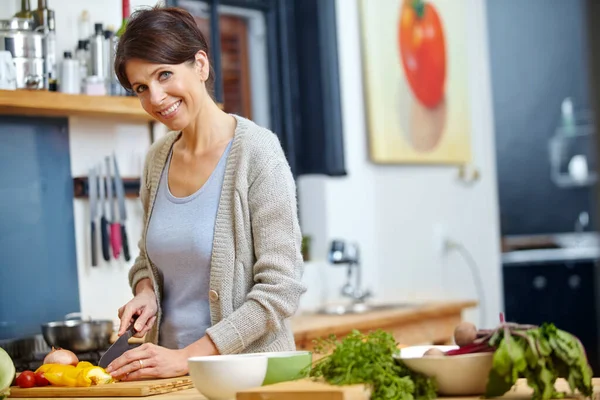 Будет Супер Здоровая Еда Привлекательная Женщина Рубящая Овощи Кухонном Столе — стоковое фото