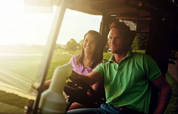 Golfszezon Van Egy Pár Lovagol Egy Golfkocsiban Egy Golfpályán — Stock Fotó