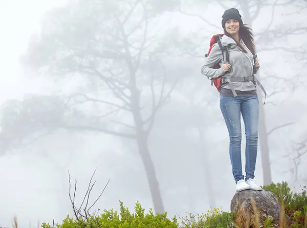 与大自然接触 一个年轻美丽的女子站在岩石上远足 — 图库照片