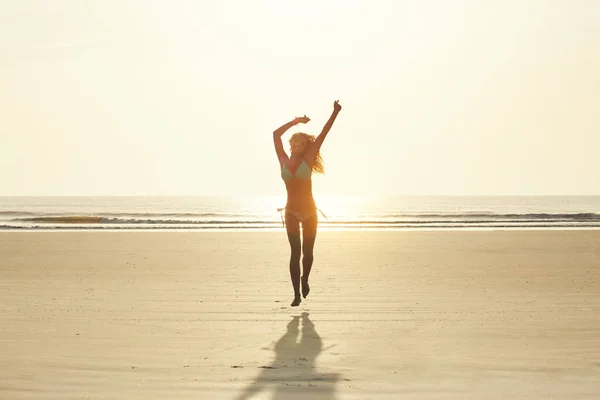 太陽に到達する 海岸を走る魅力的な若い女性の肖像画 — ストック写真