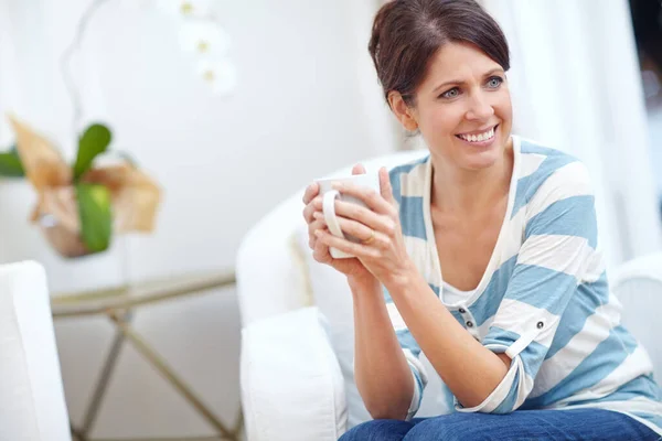 快適さのカップをお楽しみください 美しい女性が家でコーヒーを飲みながら — ストック写真