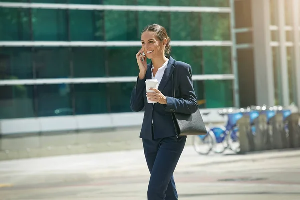 Chodzenie Ulicach Sukcesu Młoda Bizneswoman Rozmawiająca Przez Telefon Podczas Pobytu — Zdjęcie stockowe