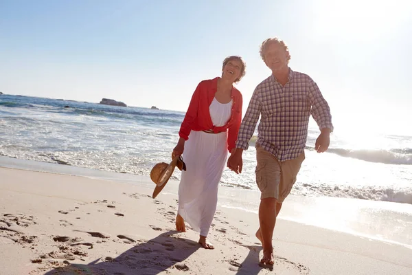 人生を手に歩く 成熟した夫婦は午後遅くにビーチを散歩し — ストック写真