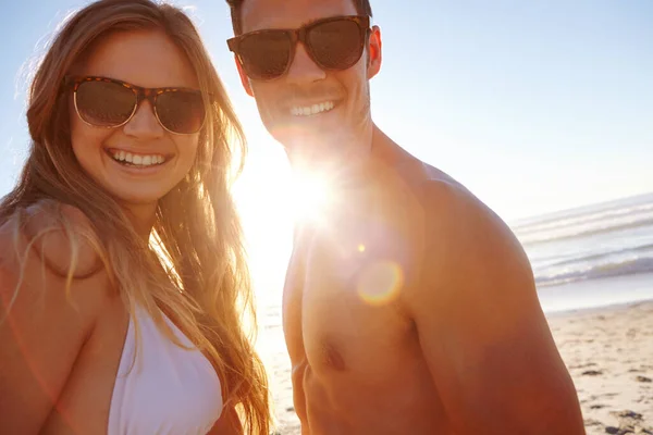 私たちはこの夏が終わることを願っています ビーチで午後遅くの太陽を楽しむ若いカップルの肖像画 — ストック写真