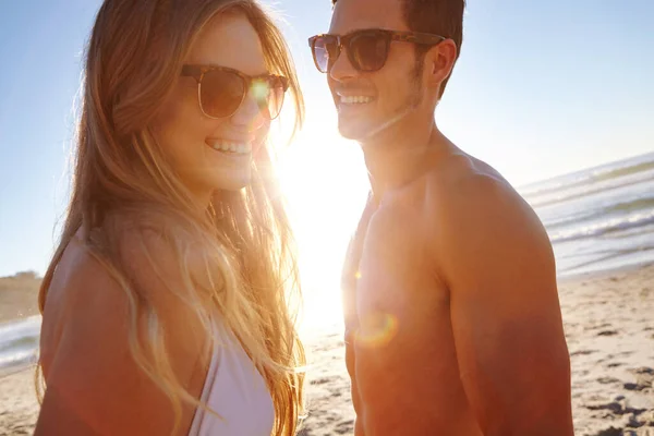 県のカップルのための完璧なビーチ ビーチで午後遅くの太陽を楽しんでいる若いカップルは — ストック写真