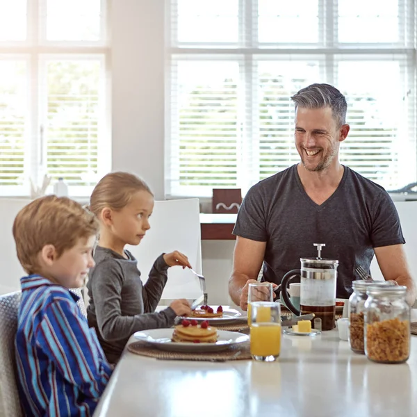 Padre Orgulloso Hombre Disfrutando Del Desayuno Con Sus Dos Hijos — Foto de Stock