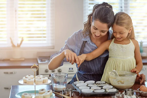 Haar Bakkunsten Gaan Goed Een Moeder Haar Dochter Bakken Keuken — Stockfoto