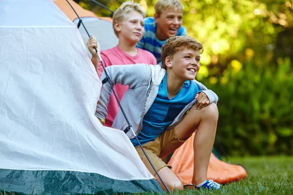 Numa Aventura Campismo Com Rapazes Três Meninos Olhando Para Fora — Fotografia de Stock