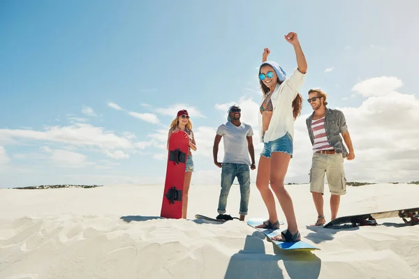 Encontrando Equilibrio Tablero Grupo Jóvenes Amigos Haciendo Sandboard Desierto — Foto de Stock