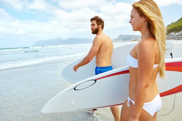 サーフィンは人生の方法です ビーチでサーフィンをしている若いカップルが — ストック写真