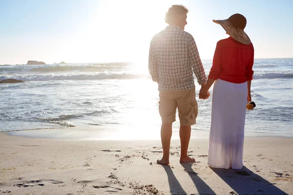 愛と夕日 成熟した夫婦は午後遅くにビーチを散歩し — ストック写真