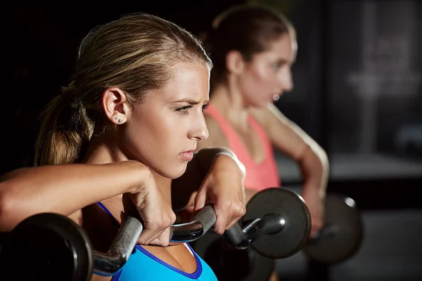 Van Kracht Naar Kracht Twee Jonge Vrouwen Trainen Met Gewichten — Stockfoto