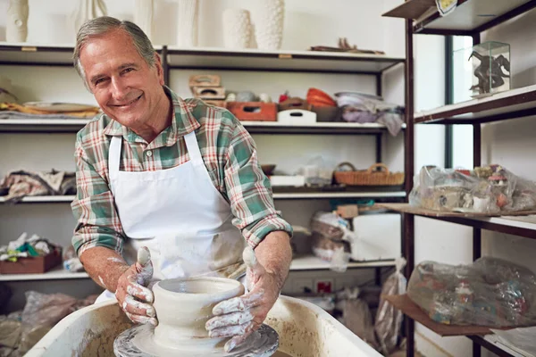 Zdolne Ręce Szczęśliwe Serce Portret Starszego Mężczyzny Robiącego Ceramiczny Garnek — Zdjęcie stockowe