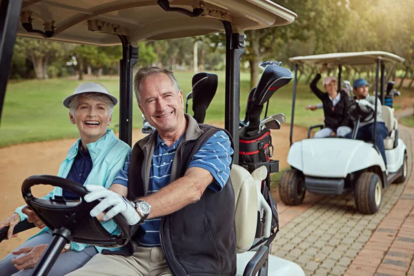 Mój Partner Życiu Golfie Portret Uśmiechniętej Pary Seniorów Jadącej Wózkiem — Zdjęcie stockowe