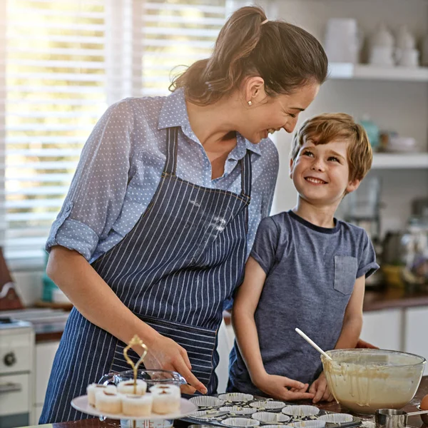 Mama Kan Helpen Een Moeder Haar Zoon Bakken Iets Keuken — Stockfoto