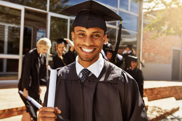 Hora Empezar Vida Retrato Estudiante Universitario Sonriente Sosteniendo Diploma Afuera — Foto de Stock
