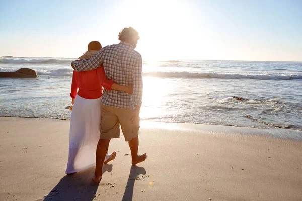 日没のロマンス 成熟した夫婦は午後遅くにビーチを散歩し — ストック写真