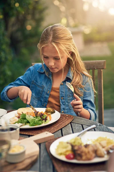 Egészséges Étkezési Szokások Kialakulása Egy Kislány Szabadban Ebédel — Stock Fotó