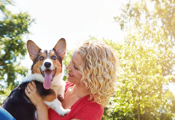 Amar Perro Significa Darle Tiempo Atención Una Joven Ligada Perro — Foto de Stock