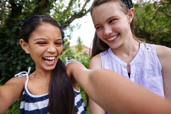 Migliori Divertono Due Giovani Amici Ragazza Prendendo Selfie Insieme Fuori — Foto Stock