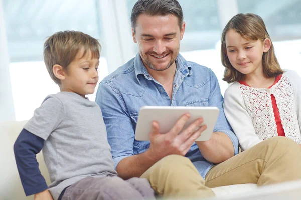Enseñando Sus Hijos Sobre Tecnología Padre Cariñoso Usando Una Tableta — Foto de Stock