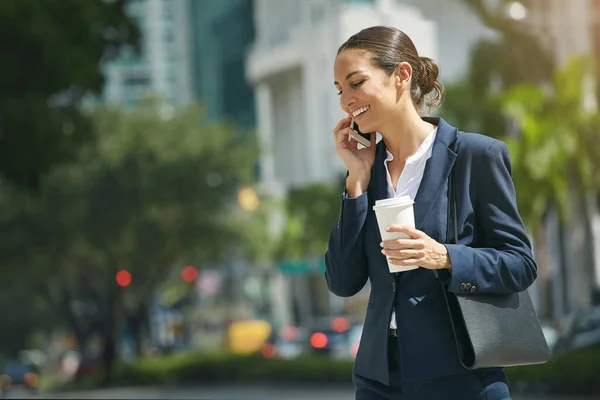 Hantera Hennes Arbete Åtaganden Språng Ung Affärskvinna Som Pratar Telefon — Stockfoto