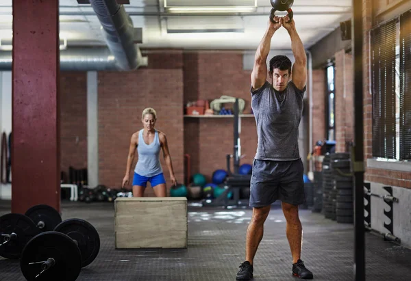 Theyre Making Workout Count Two People Working Out Kettlebells Gym — Stock Photo, Image
