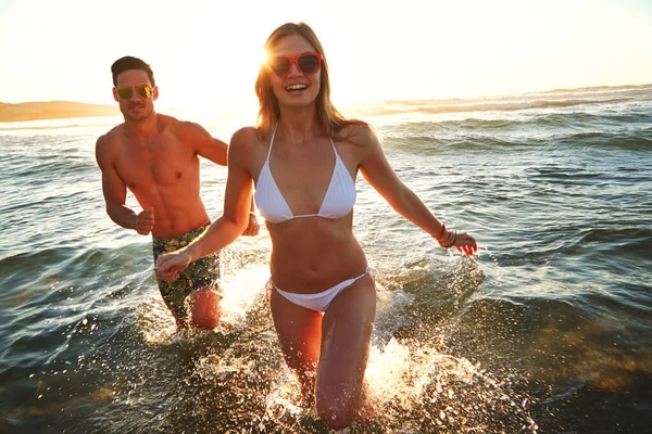 水は素晴らしい ビーチで若いカップルの完全な長さのショット — ストック写真