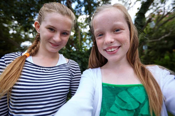 Loro Sono Migliori Amici Due Giovani Amici Ragazza Prendendo Selfie — Foto Stock