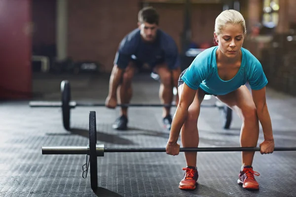 Bereid Voor Eerste Ruk Twee Mensen Tillen Gewichten Een Sportschool — Stockfoto