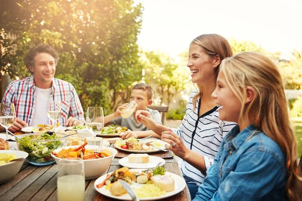 Sevgi Dolu Bir Ailede Büyümek Dışarıda Birlikte Öğle Yemeği Yiyen — Stok fotoğraf