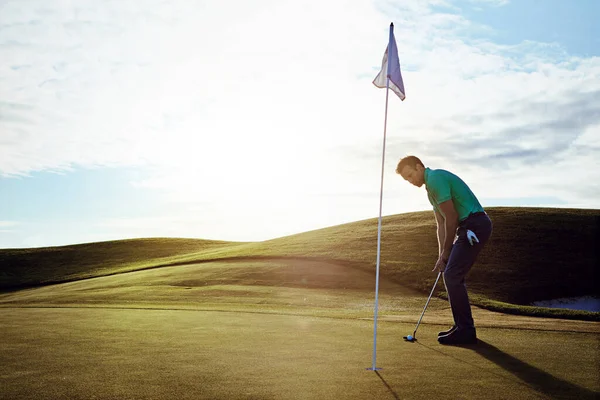 Testtartás Jót Tesz Testtartásnak Egy Fiatalember Tölti Napot Egy Golfpályán — Stock Fotó