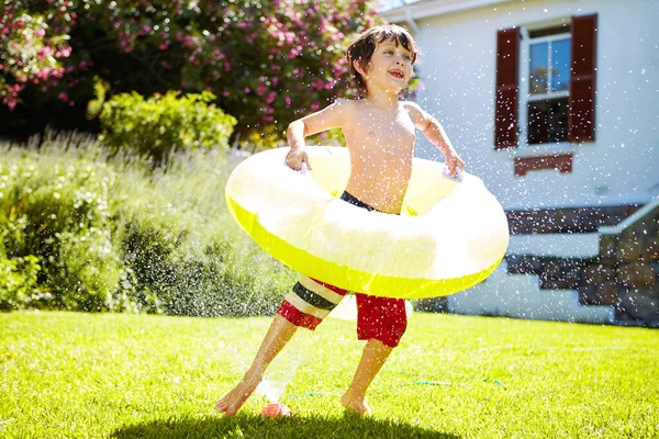 Necesita Una Piscina Para Refrescarse Niño Jugando Aire Libre Agua — Foto de Stock